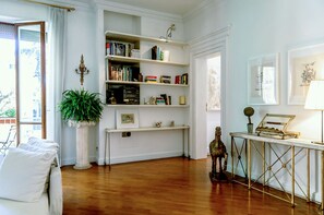 Exclusive-Apartment, 3 Schlafzimmer | Wohnbereich | Flachbildfernseher