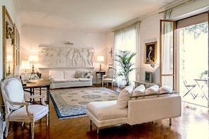 Exclusive-Apartment, 3 Schlafzimmer | Wohnbereich | Flachbildfernseher