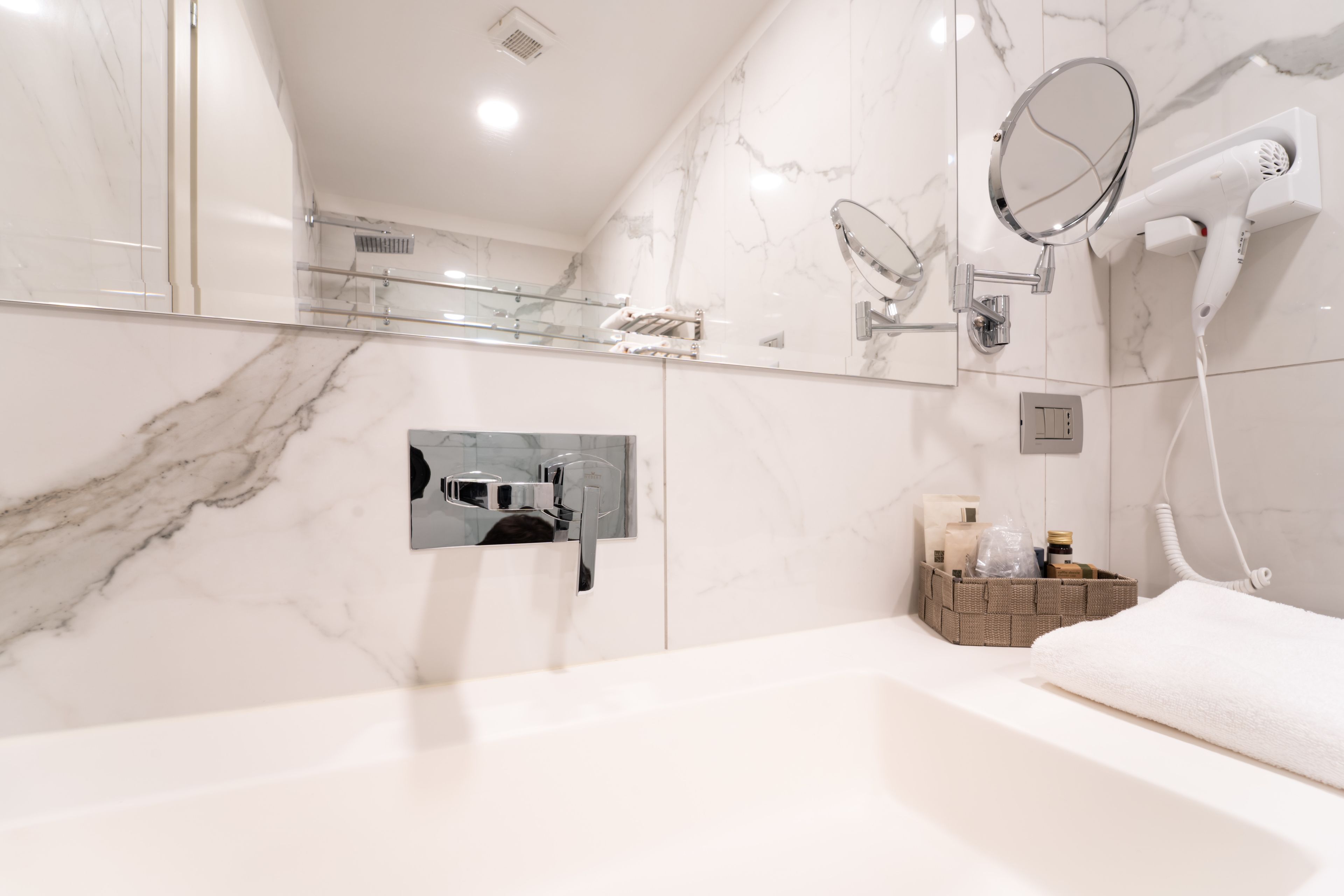 shower, rainfall showerhead, free toiletries, hair dryer