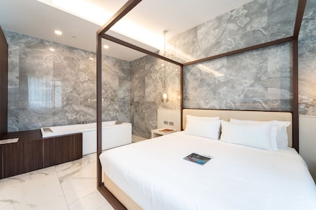 Suite, Whirlpool, Terrasse (Galleria) | Daunenbettdecken, Betten mit Memory-Foam-Matratzen, kostenlose Minibar. Hotel Milano Castello