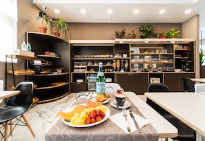 Desayuno buffet (EUR 7.50 por persona) 