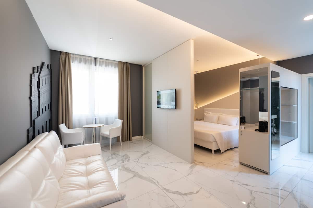 1 bedroom, down duvets, memory-foam beds, free minibar