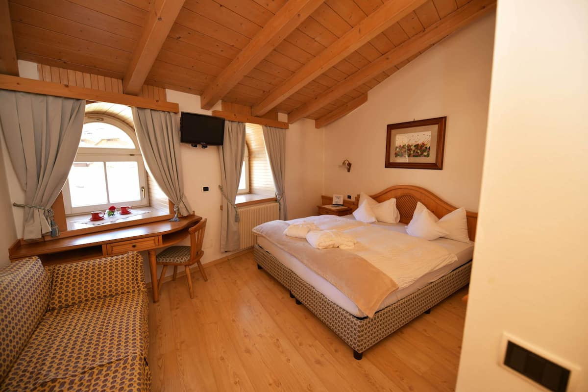 Comfort kamer (Plus) | 1 slaapkamer, een minibar, een kluis op de kamer, een bureau