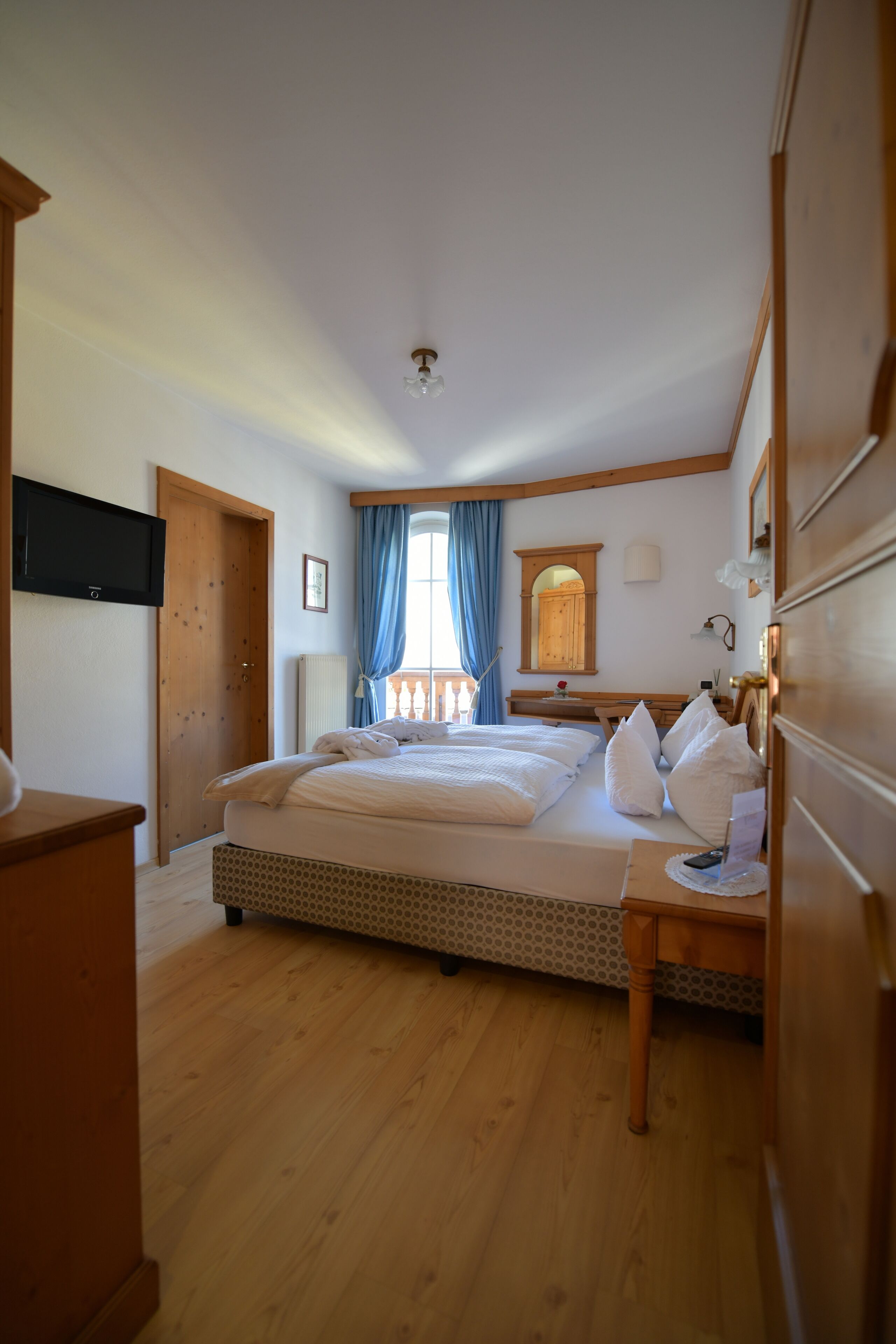 comfort room (plus) | 1 bedroom, minibar, in-room safe, desk