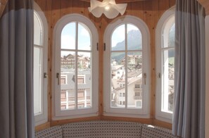 Junior Suite (Torretta) | Living room | Flat-screen TV - Central Hotel (Moena)