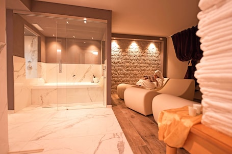 ์ปคํ ํธ๋ฆฌํธ๋จผํธ๋ฃธ, ์ฌ์ฐ๋