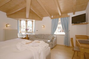 Junior Suite (Torretta) | Minibar, in-room safe, desk, soundproofing - Central Hotel (Moena)