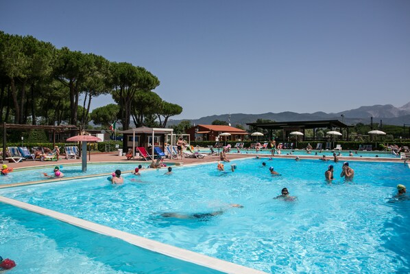 Sesongbasert utendørsbasseng og solsenger