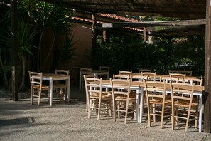 Breakfast, lunch, dinner served; local cuisine  - Camping Village River (Ameglia)