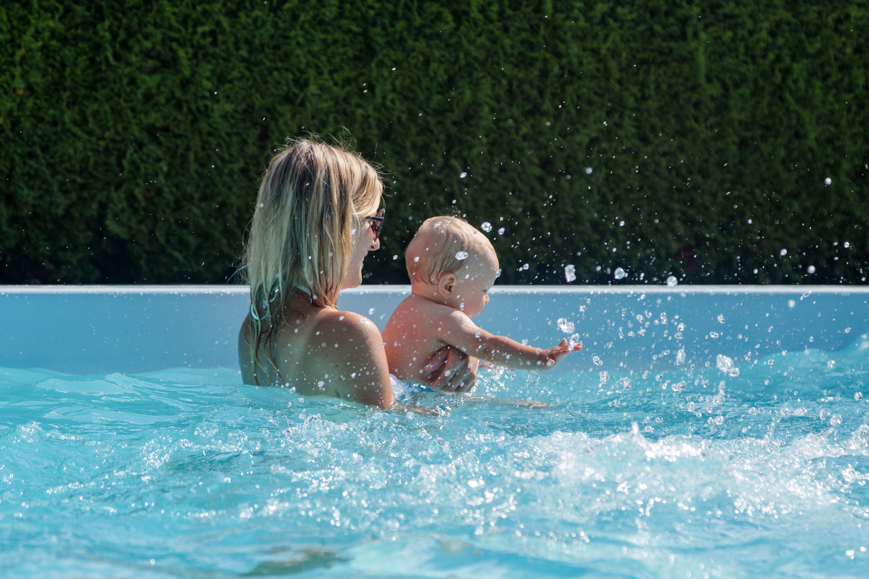 Una piscina al aire libre de temporada