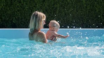 Una piscina al aire libre de temporada
