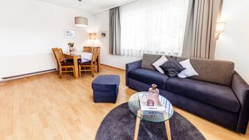 Apartment, 1 Schlafzimmer (Sofa bed, 4 pax) | Wohnbereich | Flachbildfernseher
