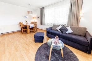 Lägenhet - 1 sovrum (Sofa bed, 4 pax) | Vardagsrum | Platt-tv