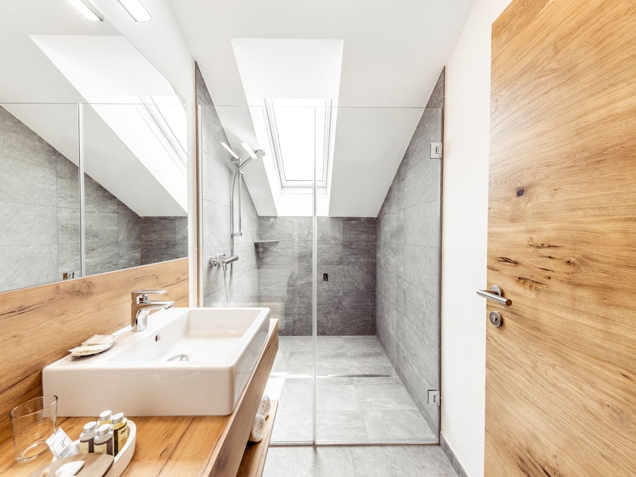 Apartamento, 2 quartos (6 pax) | Banheiro | Chuveiro, produtos de toalete biodegradáveis, secador de cabelo