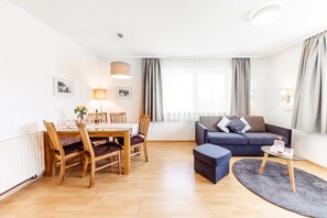 Apartamento, 1 habitación (Sofa bed, 4 pax) | Zona de estar | Una televisión de pantalla plana