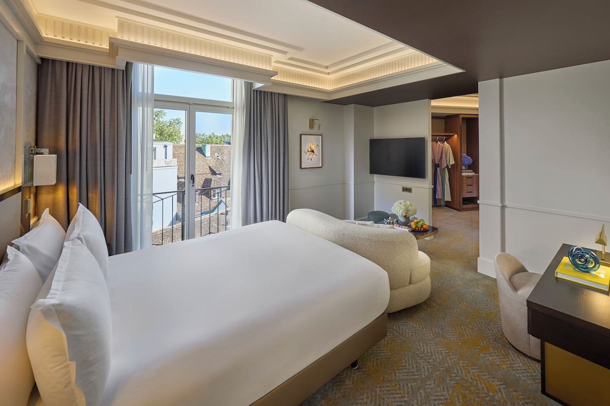 Premium bedding, minibar (free items), in-room safe, desk
