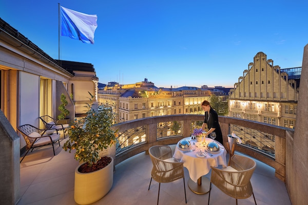 Suite, 1 King Bed (Mandarin Rooftop) | Terrace/patio
