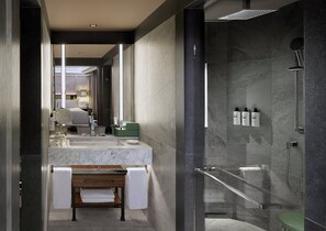 Luxe beddengoed, een gratis minibar, een kluis op de kamer, een bureau