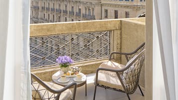 Family Suite, 2 Bedrooms | Premium bedding, free minibar, in-room safe, desk