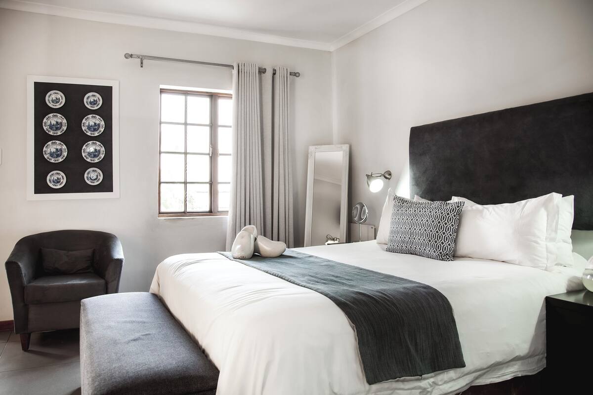 Standaard tweepersoonskamer | Een kluis op de kamer, een bureau, een laptopwerkplek, extra bedden