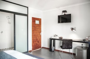 Quarto casal standard | Cofres nos quartos, escrivaninha, espaço de trabalho para notebook