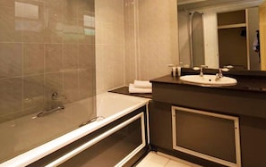 Habitación cuádruple | Baño | Tina con regadera, secadora de cabello, toallas