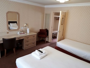 Habitación cuádruple | Tabla de planchar con plancha, cunas gratuitas y camas extra gratis