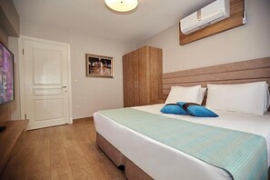 Minibar, caja de seguridad en la habitación y escritorio 