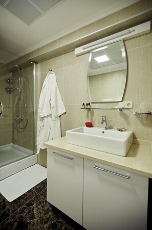 Shower, free toiletries, hair dryer, bathrobes - Bursa Suites Apart Hotel (Bursa)