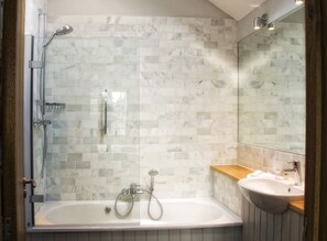 Kamar Double (Swallows) | Kamar mandi | Kombinasi shower/bathtub dan perlengkapan mandi gratis