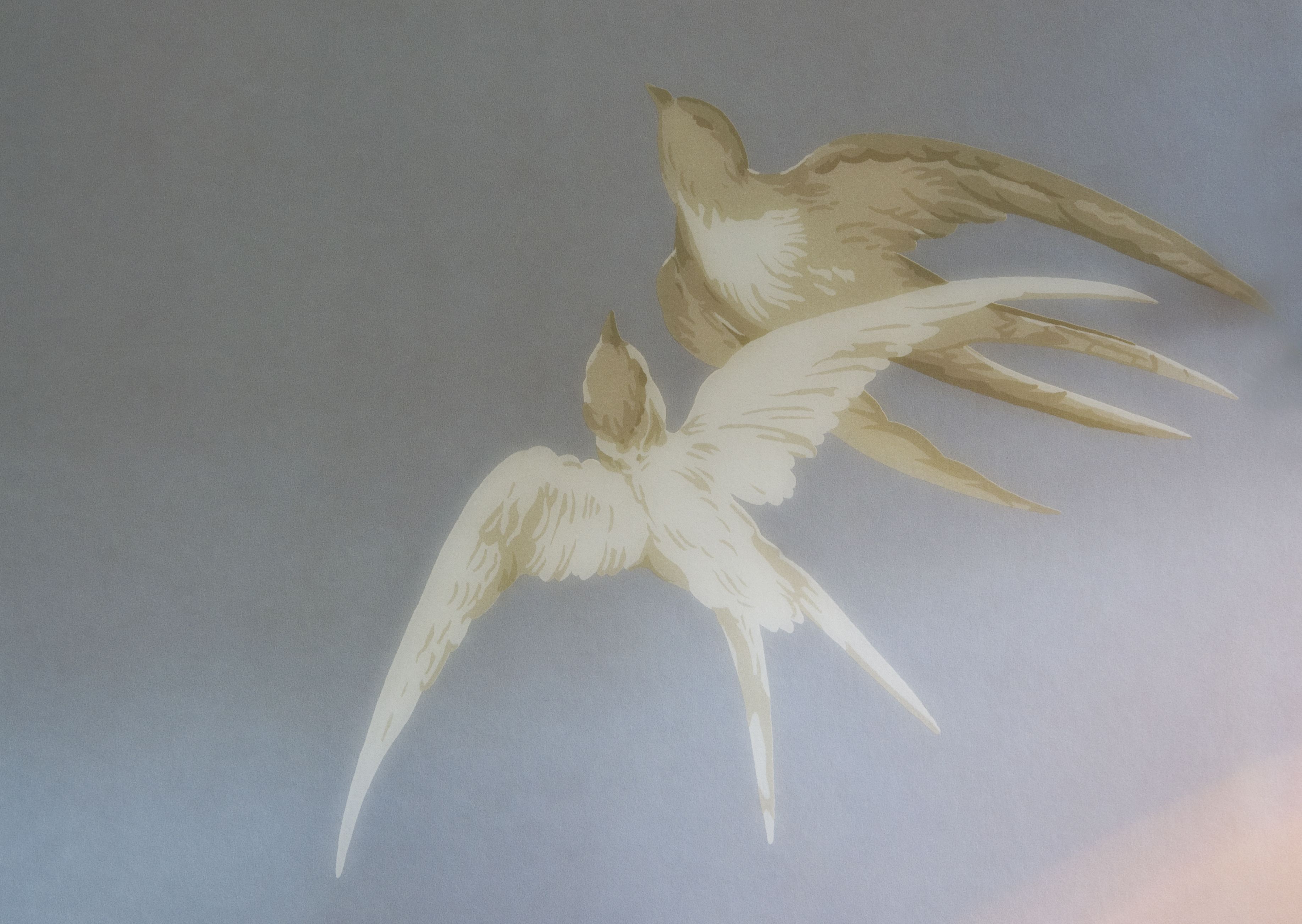 Un mur orné d’une illustration d’oiseau.