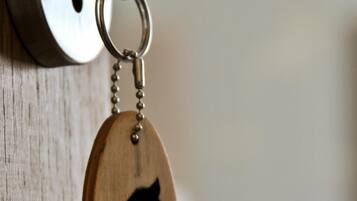 Un llavero con un atril de madera y una llave de metal insertada en una cerradura.