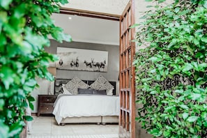 Iron/ironing board, bed sheets - The Garden Venue Hotel (Roodepoort)