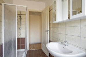 Apartment, 1 Bedroom | Bathroom | Shower, free toiletries, towels