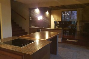 Casa, 4 habitaciones | Cocina privada | Refrigerador con congelador, microondas, horno y parrilla de estufa 