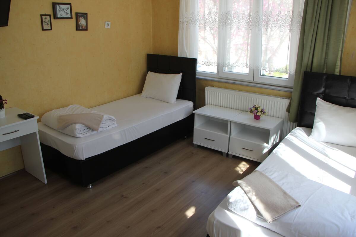 Un dormitorio con cama, escritorio y cómoda.