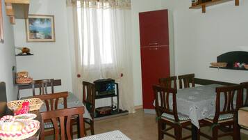 Petit déjeuner composé de spécialités régionales (5 EUR par personne)