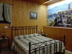 标准双人房 | 办公桌、免费 WiFi、床单