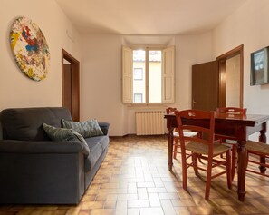 アパートメント 1 ベッドルーム | リビング エリア | 43 インチのスマートテレビ (デジタル放送視聴可)、テレビ