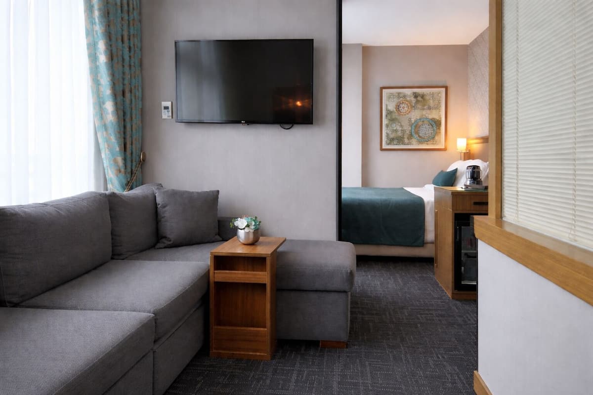 Quarto família, 2 quartos | Roupas de cama premium, frigobar, cofres nos quartos, escrivaninha