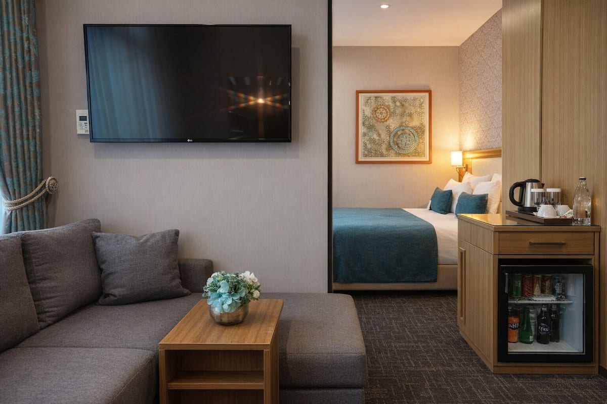 Familierom, 2 soverom | Sengetøy av topp kvalitet, minibar, safe på rommet og skrivebord