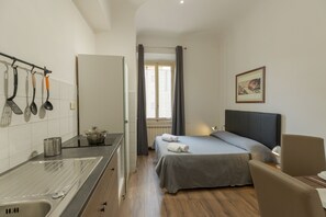 2 habitaciones, escritorio y espacio para trabajar con laptop 