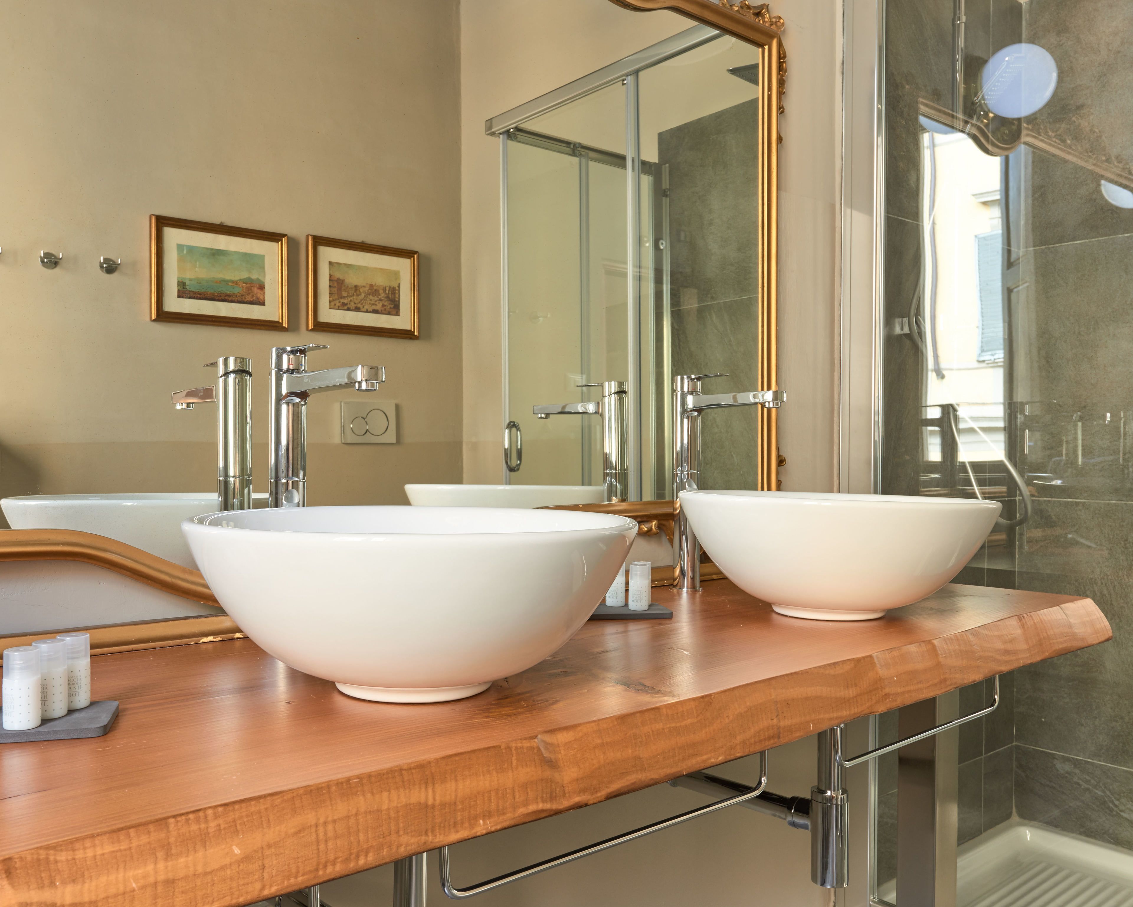 Quarto triplo luxo | Banheiro | Chuveiro, secador de cabelo, bidê, toalhas de banho