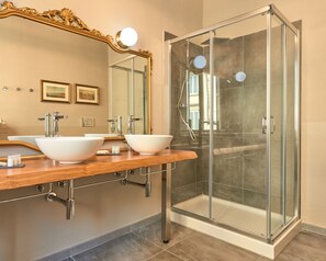 Deluxe Triple Room | Bilik Mandi | Pancuran mandi, pengering rambut, bidet, tuala disediakan 