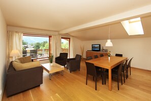 Apartament clàssic, 2 dormitoris, vistes al llac | Sala d'estar | Televisor de pantalla plana i reproductor de DVD 