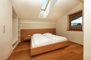 Appartement classique, 2 chambres, vue sur le lac | 1 chambre, literie de qualité, coffre-fort, fer et planche à repasser