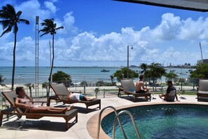 Outdoor pool, pool loungers - SEAFLATS - Iracema Résidence (Fortaleza)