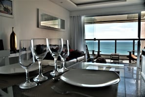 Superior Suite, 1 Bedroom, Terrace, Sea View | Private kitchen | Fridge, microwave, oven, stovetop - SEAFLATS - Iracema Résidence (Fortaleza)