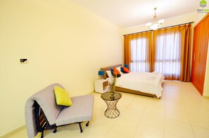 Studiolejlighed | Pengeskab på værelset, mørklægningsgardiner, strygejern/strygebræt