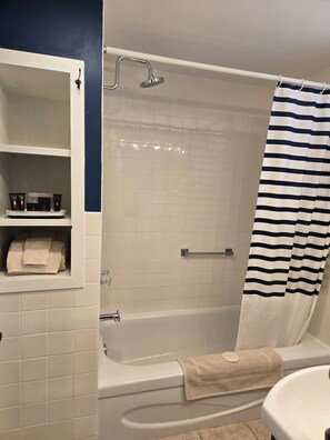 Traditional Room, 1 Queen Bed, Ground Floor | Bathroom | Free toiletries, hair dryer, towels, soap